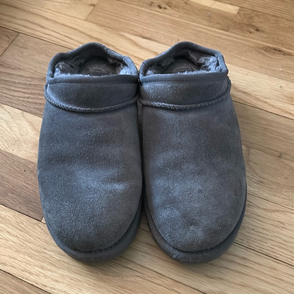 Ugg classic slipper size 6